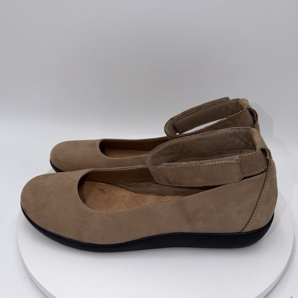 Clarks Medora Nina Beige Mary Jane Suede Flats Women 9.5M